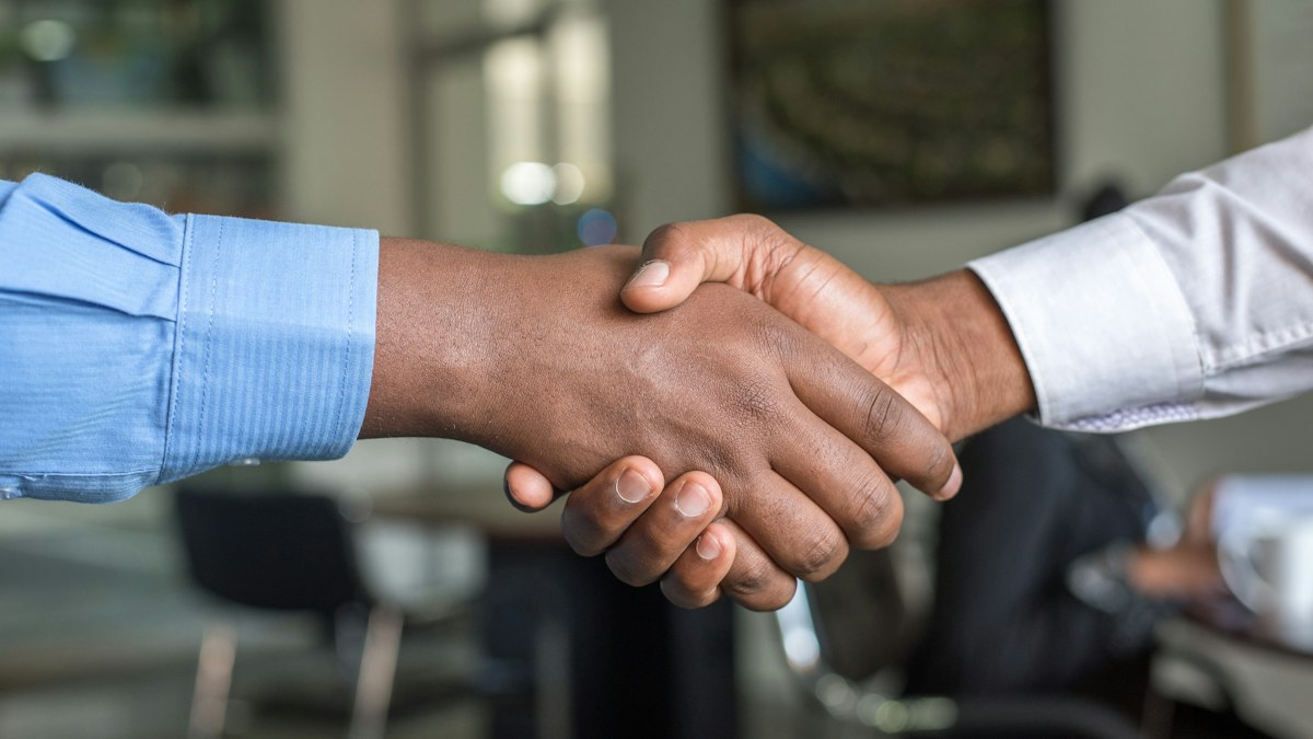 Handschlag zwischen zwei Geschäftspartnern &ndash; Affiliate-Provision per Gutschrift abrechnen
