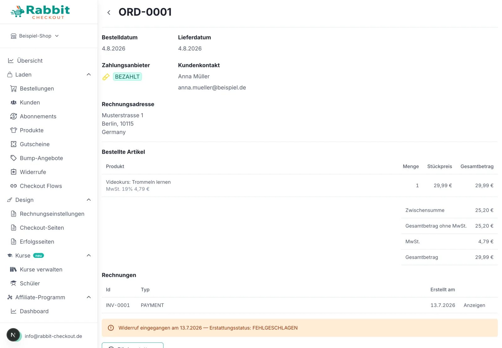 Detailansicht der Bestellung ORD-0001 mit Bestell- und Lieferdatum, dem Zahlungsanbieter-Status BEZAHLT, Kundenkontakt und Rechnungsadresse, der Tabelle „Bestellte Artikel“ mit Menge, Stückpreis und Gesamtbetrag samt Steueraufschlüsselung (Zwischensumme, Gesamtbetrag ohne MwSt., MwSt., Gesamtbetrag), der Rechnungsliste mit INV-0001 und einem orangen Hinweis „Widerruf eingegangen“.