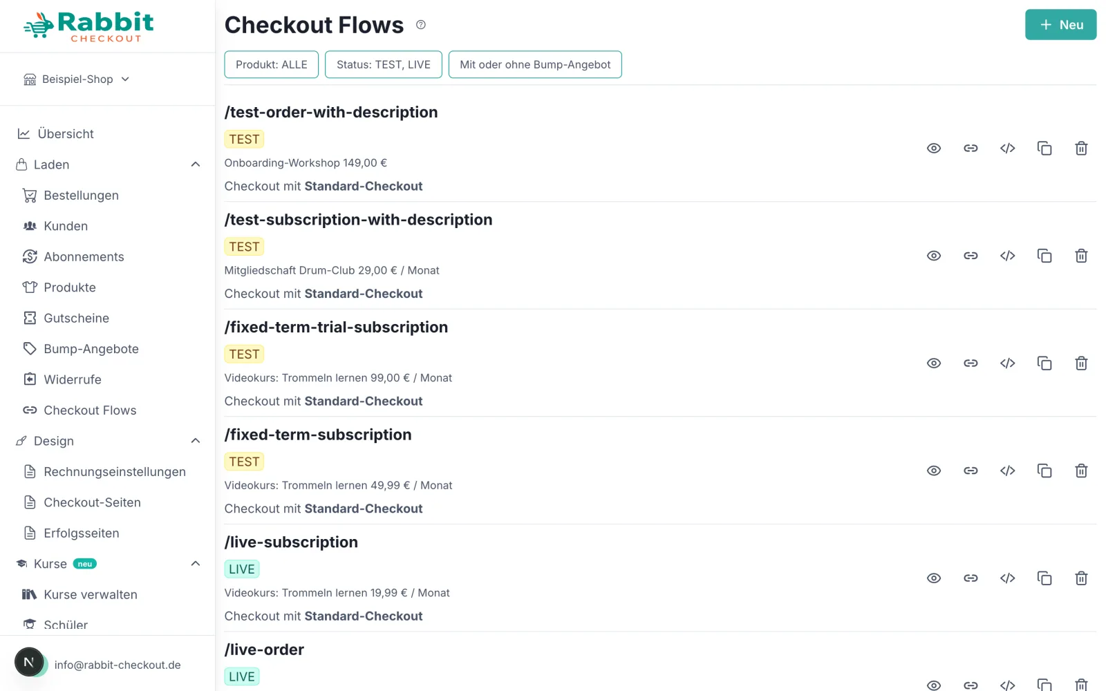 Die Liste „Checkout Flows“ mit mehreren Einträgen untereinander. Jeder Eintrag zeigt in drei Zeilen den Pfad (z. B. „/test-order-with-description“), das Status-Etikett TEST oder LIVE, die gebuchte Preisoption („Onboarding-Workshop 149,00 €“, „Mitgliedschaft Drum-Club 29,00 € / Monat“) und die Zeile „Checkout mit Standard-Checkout“.
