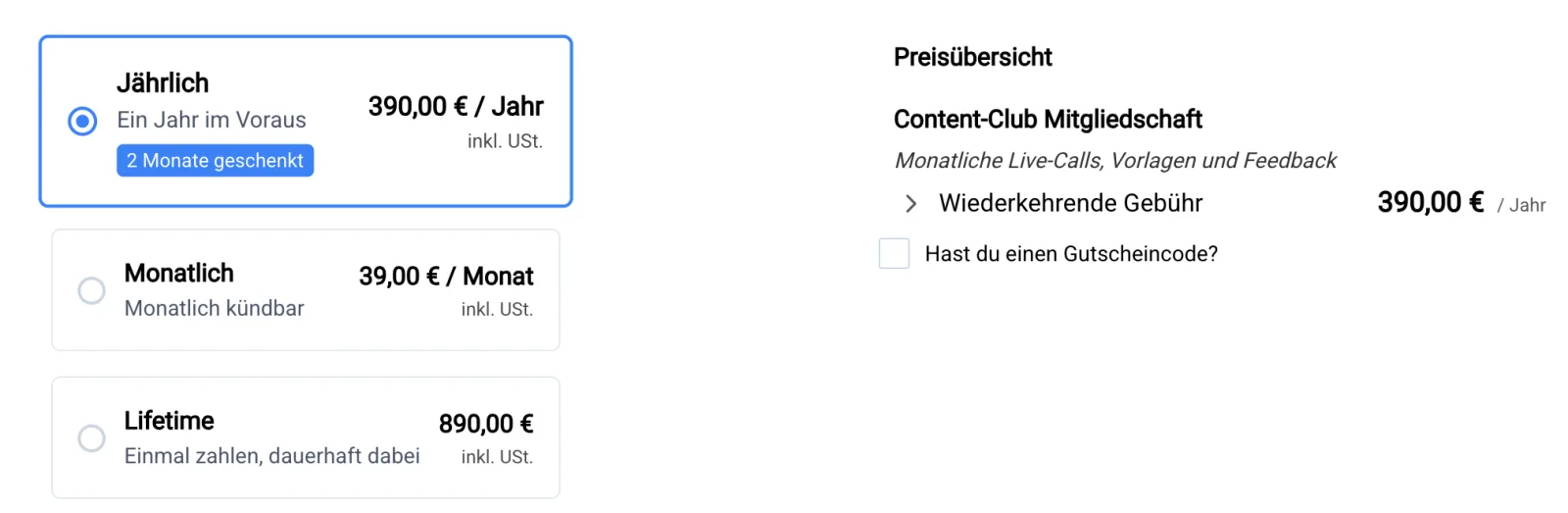 Kundenansicht eines Checkouts mit drei Auswahlkarten untereinander: „Jährlich, Ein Jahr im Voraus“ mit blauem Rahmen, gefülltem Auswahlpunkt, blauem Etikett „2 Monate geschenkt“ und „390,00 € / Jahr inkl. USt.“; darunter „Monatlich, Monatlich kündbar, 39,00 € / Monat inkl. USt.“; darunter „Lifetime, Einmal zahlen, dauerhaft dabei, 890,00 € inkl. USt.“. Rechts die Preisübersicht mit „Content-Club Mitgliedschaft“ und „Wiederkehrende Gebühr 390,00 € / Jahr“.