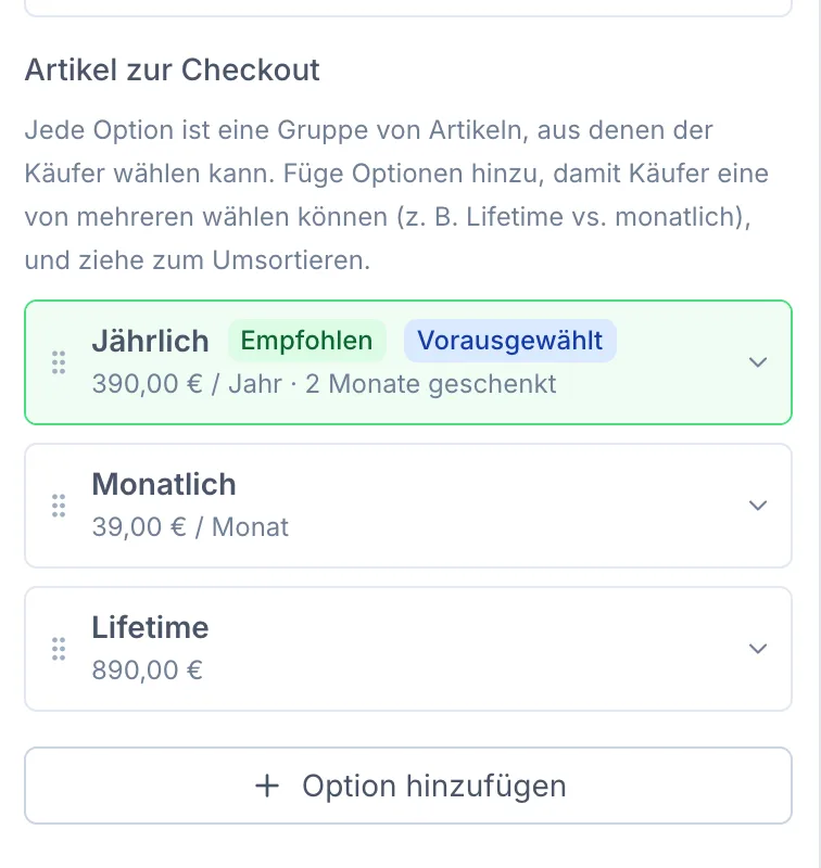 Der Abschnitt „Artikel zur Checkout“ im Checkout-Flow-Editor mit drei zusammengeklappten Optionen untereinander: „Jährlich“ mit den Etiketten „Empfohlen“ und „Vorausgewählt“ und der Zeile „390,00 € / Jahr · 2 Monate geschenkt“, darunter „Monatlich“ mit „39,00 € / Monat“ und „Lifetime“ mit „890,00 €“. Jede Zeile hat links einen Ziehgriff und rechts einen Pfeil zum Aufklappen. Darunter die Schaltfläche „Option hinzufügen“.