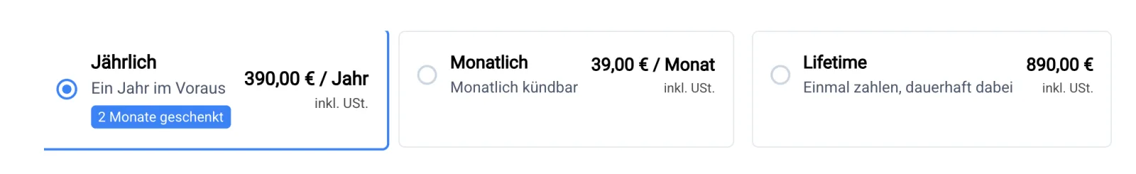 Kundenansicht mit dem Layout „Spalten nebeneinander“: drei Karten nebeneinander in einer Reihe. Links „Jährlich, Ein Jahr im Voraus“ mit blauem Rahmen, gefülltem Auswahlpunkt, Etikett „2 Monate geschenkt“ und „390,00 € / Jahr inkl. USt.“, in der Mitte „Monatlich, Monatlich kündbar, 39,00 € / Monat inkl. USt.“, rechts „Lifetime, Einmal zahlen, dauerhaft dabei, 890,00 € inkl. USt.“.