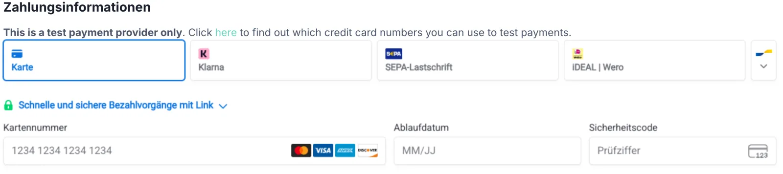 Abschnitt „Zahlungsinformationen“ einer Checkout-Seite im Test-Status. Darüber der englische Hinweis „This is a test payment provider only. Click here to find out which credit card numbers you can use to test payments.“ Darunter die Auswahlkacheln Karte, Klarna, SEPA-Lastschrift und iDEAL | Wero sowie die Felder Kartennummer, Ablaufdatum und Sicherheitscode.