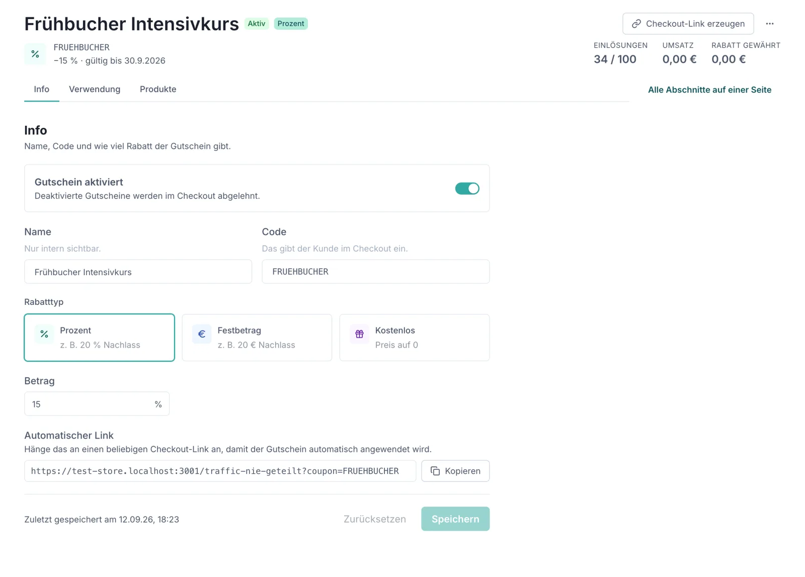 Die Seite eines einzelnen Gutscheins. Oben der Name „Frühbucher Intensivkurs" mit den Etiketten Aktiv und Prozent, darunter Code FRUEHBUCHER, „−15 % · gültig bis 30.9.2026" und rechts die Kennzahlen Einlösungen 34 / 100, Umsatz und Rabatt gewährt. Darunter die Reiter Info, Verwendung und Produkte sowie der Link „Alle Abschnitte auf einer Seite". Im Reiter Info der Schalter „Gutschein aktiviert", die Felder Name und Code, die Auswahl des Rabatttyps zwischen Prozent, Festbetrag und Kostenlos, das Feld Betrag mit 15 % und der Abschnitt „Automatischer Link" mit einer fertigen Checkout-Adresse samt ?coupon=FRUEHBUCHER und einer Kopieren-Schaltfläche.
