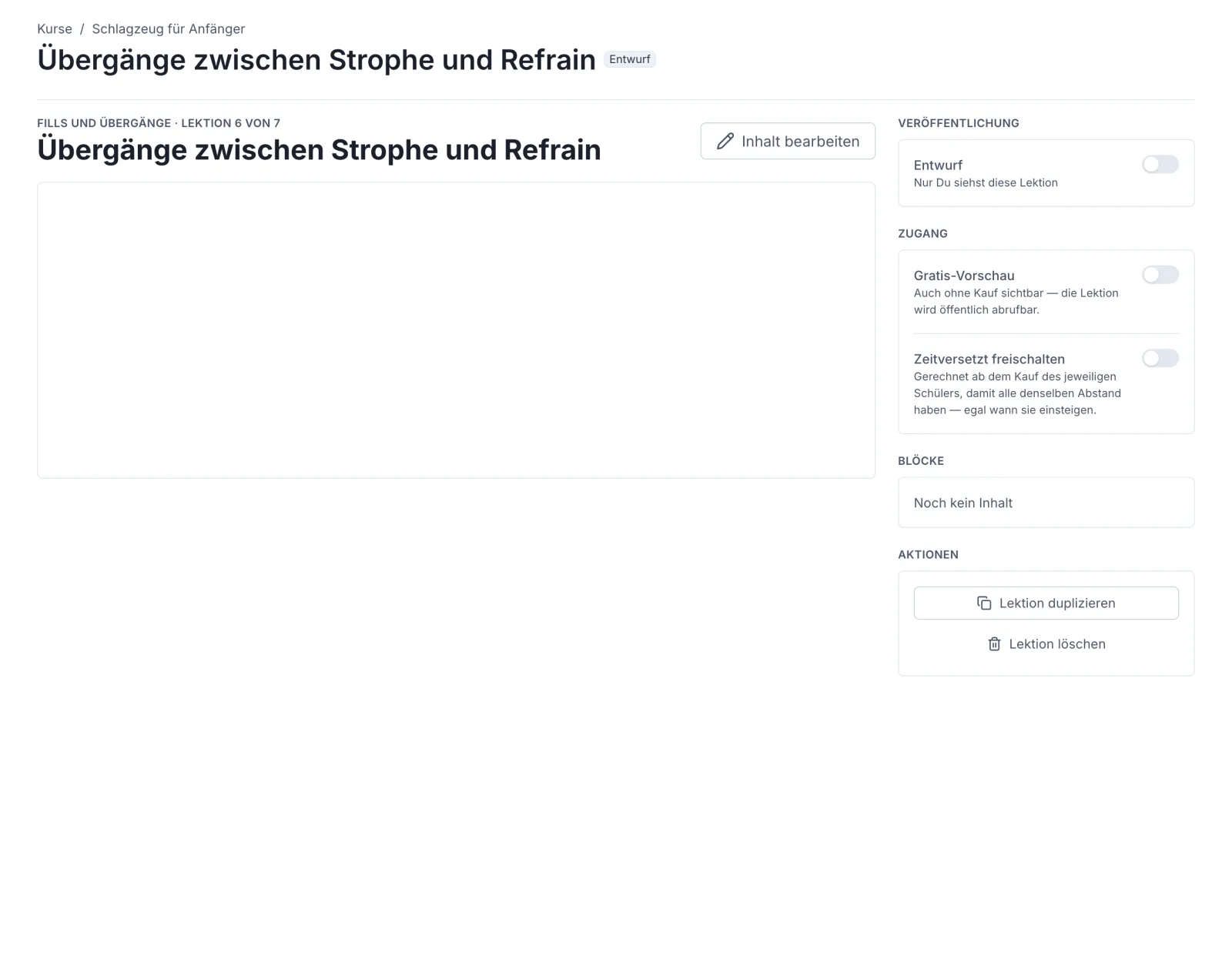 Die Lektionsseite „Dein erster Beat“ mit dem Status „Veröffentlicht“ neben dem Titel und der Zeile „Grundlagen · Lektion 1 von 4“. Rechts der Kasten „Veröffentlichung“ mit dem eingeschalteten Schalter „Veröffentlicht — Schüler mit Zugang können diese Lektion öffnen“ und dem ausgeschalteten Schalter „An einem Datum veröffentlichen — Ein Datum für alle. Bis dahin bleibt die Lektion unsichtbar, egal wann jemand gekauft hat“. Darunter der Kasten „Zugang“ mit den ausgeschalteten Schaltern „Gratis-Vorschau — Auch ohne Kauf sichtbar, die Lektion wird öffentlich abrufbar“ und „Zeitversetzt freischalten — Gerechnet ab dem Kauf des jeweiligen Schülers, damit alle denselben Abstand haben, egal wann sie einsteigen“. Darunter die Kästen „Blöcke“ und „Aktionen“ mit „Lektion duplizieren“ und „Lektion löschen“.