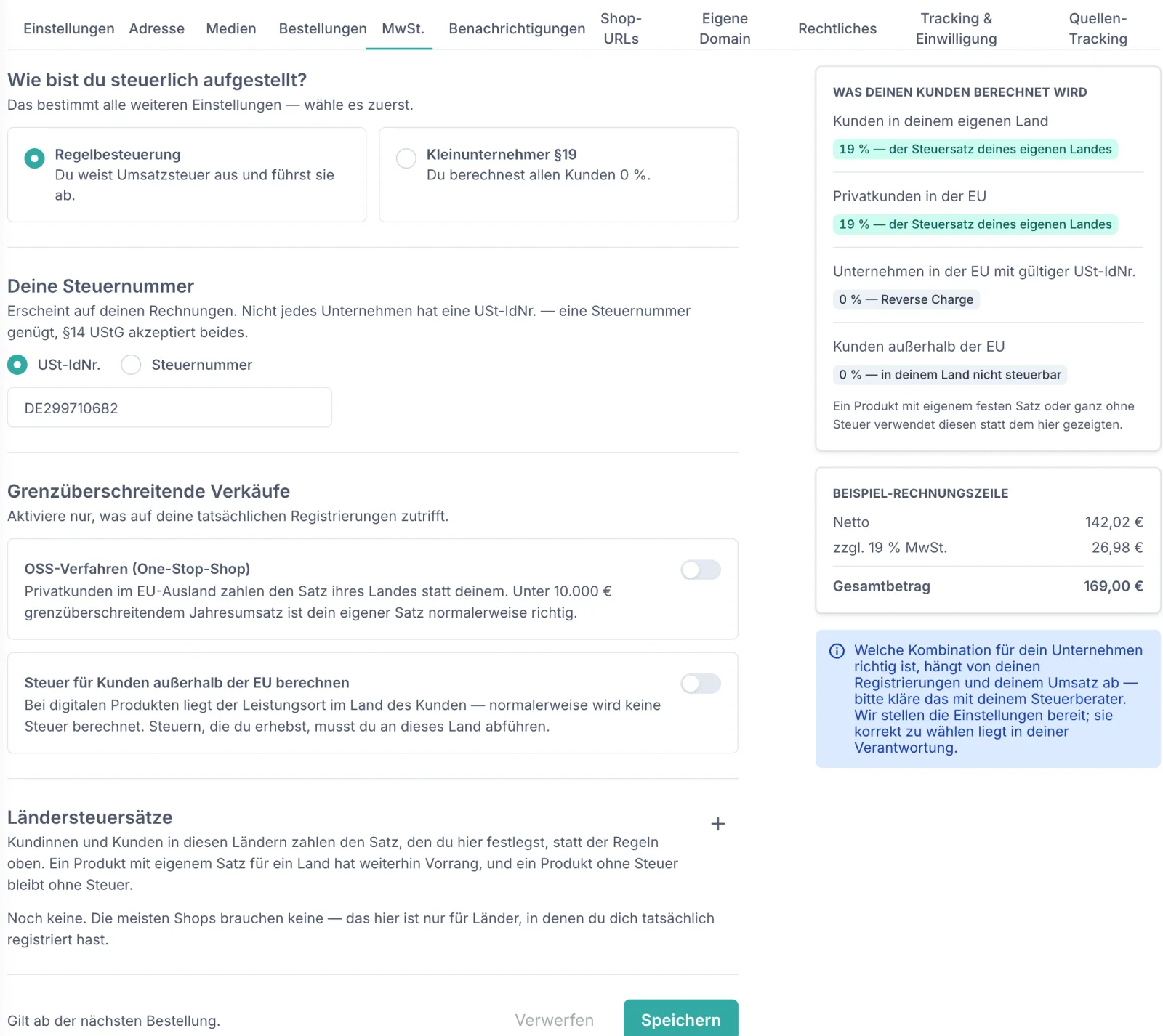 Der Tab „MwSt.“ in den Shop-Einstellungen. Links die Auswahl zwischen Regelbesteuerung und Kleinunternehmer § 19, darunter die Auswahl zwischen USt-IdNr. und Steuernummer mit Eingabefeld, darunter die Schalter „OSS-Verfahren (One-Stop-Shop)“ und „Steuer für Kunden außerhalb der EU berechnen“ sowie der Bereich Ländersteuersätze. Rechts die Übersicht „Was deinen Kunden berechnet wird“ mit vier Zeilen: Kunden im eigenen Land 19 %, Privatkunden in der EU 19 %, Unternehmen in der EU mit gültiger USt-IdNr. 0 % Reverse Charge, Kunden außerhalb der EU 0 %. Darunter eine Beispiel-Rechnungszeile mit Netto, MwSt. und Gesamtbetrag.