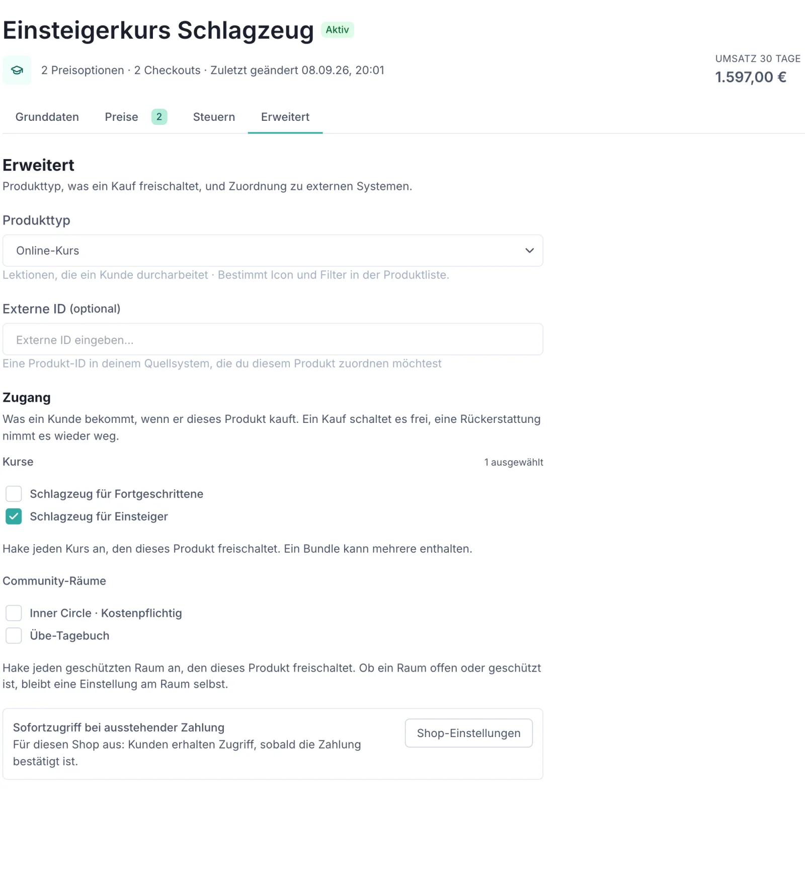 Der Reiter „Erweitert“ eines Produkts mit dem Untertitel „Produkttyp, was ein Kauf freischaltet, und Zuordnung zu externen Systemen.“ Oben das Auswahlfeld „Produkttyp“ mit „Online-Kurs“, darunter „Externe ID (optional)“. Danach der Abschnitt „Zugang“ mit dem Hinweis „Was ein Kunde bekommt, wenn er dieses Produkt kauft. Ein Kauf schaltet es frei, eine Rückerstattung nimmt es wieder weg.“ Darunter „Kurse — 1 ausgewählt“ mit den Kästchen „Schlagzeug für Fortgeschrittene“ (leer) und „Schlagzeug für Einsteiger“ (angehakt) und dem Hinweis „Hake jeden Kurs an, den dieses Produkt freischaltet. Ein Bundle kann mehrere enthalten.“ Darunter „Community-Räume“ mit den Kästchen „Inner Circle · Kostenpflichtig“ und „Übe-Tagebuch“ und dem Hinweis, dass die Frage, ob ein Raum offen oder geschützt ist, eine Einstellung am Raum selbst bleibt.