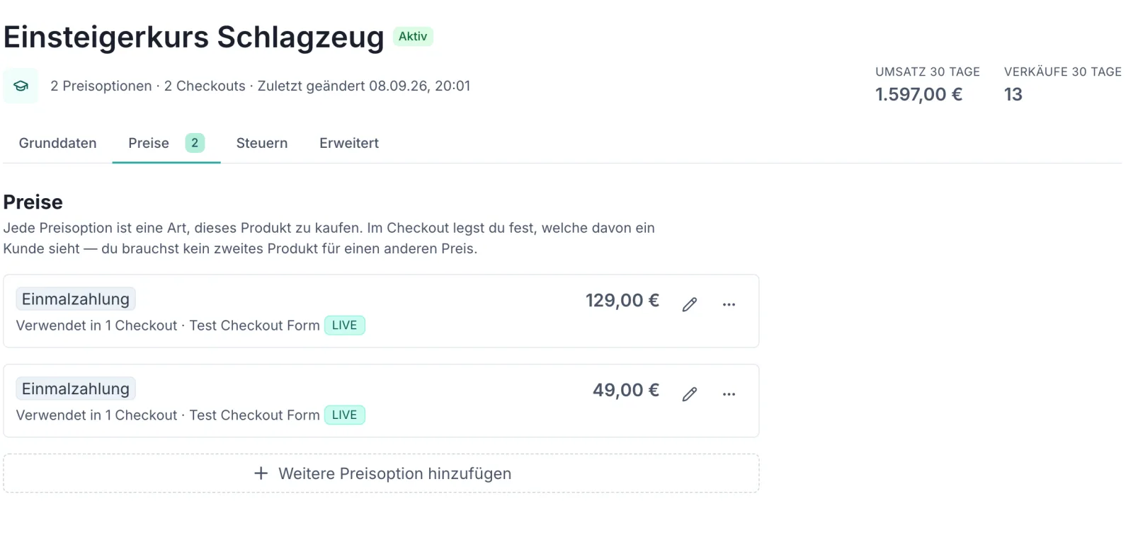Der Reiter „Preise“ eines Produkts mit dem Hinweis „Jede Preisoption ist eine Art, dieses Produkt zu kaufen. Im Checkout legst du fest, welche davon ein Kunde sieht — du brauchst kein zweites Produkt für einen anderen Preis.“ Darunter zwei Karten, je mit dem Etikett „Einmalzahlung“, dem Betrag 129,00 € beziehungsweise 49,00 €, der Zeile „Verwendet in 1 Checkout · Test Checkout Form“ mit grünem LIVE-Etikett und Symbolen zum Bearbeiten und für weitere Aktionen. Darunter die gestrichelte Schaltfläche „+ Weitere Preisoption hinzufügen“.