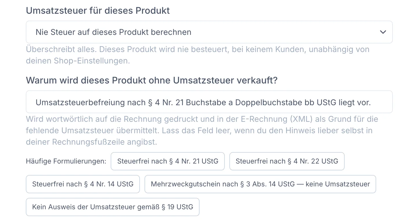 Ausschnitt der Produkt-Steuereinstellung: das Auswahlfeld „Umsatzsteuer für dieses Produkt“ steht auf „Nie Steuer auf dieses Produkt berechnen“. Darunter das Feld „Warum wird dieses Produkt ohne Umsatzsteuer verkauft?“ mit einem Beispieltext und dem Hinweis, dass der Satz wortwörtlich auf die Rechnung gedruckt und in der E-Rechnung als Grund übermittelt wird. Darunter Vorschläge unter „Häufige Formulierungen“.