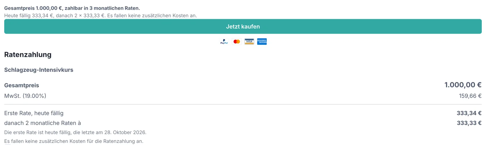 Ausschnitt einer Checkout-Seite: über dem grünen Knopf „Jetzt kaufen“ die fette Zeile „Gesamtpreis 1.000,00 €, zahlbar in 3 monatlichen Raten.“ und darunter „Heute fällig 333,34 €, danach 2 × 333,33 €. Es fallen keine zusätzlichen Kosten an.“. Unter dem Knopf der Abschnitt „Ratenzahlung“ mit dem Produkt „Schlagzeug-Intensivkurs“, den Zeilen „Gesamtpreis 1.000,00 €“, „MwSt. (19.00%) 159,66 €“, „Erste Rate, heute fällig 333,34 €“, „danach 2 monatliche Raten à 333,33 €“ sowie den Hinweisen „Die erste Rate ist heute fällig, die letzte am 28. Oktober 2026.“ und „Es fallen keine zusätzlichen Kosten für die Ratenzahlung an.“