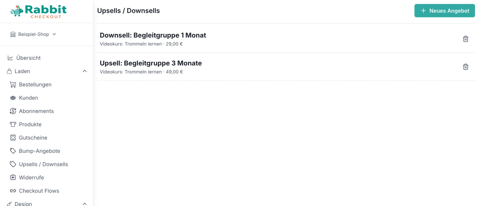 Die Seite „Upsells / Downsells“ mit der Schaltfläche „Neues Angebot“ oben rechts und zwei Einträgen: „Downsell: Begleitgruppe 1 Monat“ für 29,00 € und „Upsell: Begleitgruppe 3 Monate“ für 49,00 €, jeweils mit dem zugrunde liegenden Produkt und einem Löschen-Symbol. Links im Menü ist der Eintrag „Upsells / Downsells“ unter „Bump-Angebote“ zu sehen.